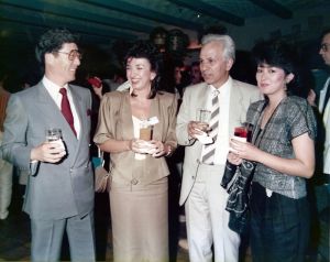 Ο Joe Oki, η σύζυγός του στο άκρο δεξιά και o A.Σταματάρης αντιπρόσωπος Κύπρου της Amstrad.